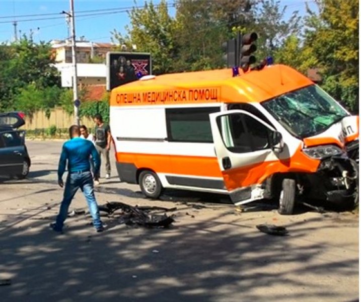 Хонда се заби в линейка с пациент, шестима пострадаха!