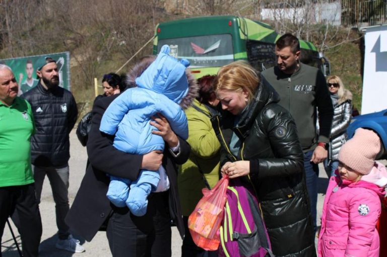 29 украински бежанци пристигнаха в Благоевград с автобуса на ФК  Пирин”