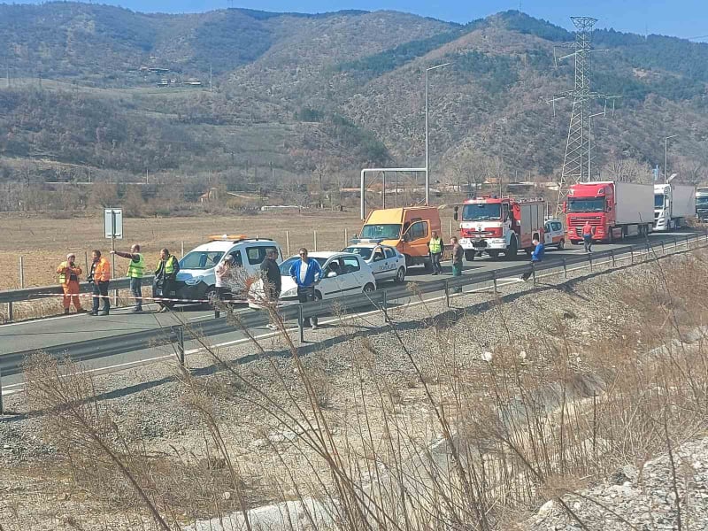 Двама души са пострадали при верижна катастрофа на пътя между Симитли и Благоевград