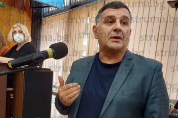 Пламен Соколов хвърли  бомбата” на заседанието на ОбС – Дупница: Кой е Тоци да дава съгласие дали да се асфалтира пред дома ми, или не. Питам по каква линия Тоци дава разрешение къде да се асфалтира?”