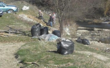 Вадят пластмаса от водите на Места