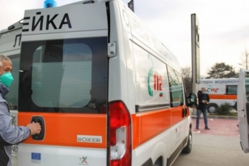 Дете падна от покрива на мол, бори се за живота си