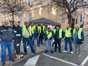 Полицаи и надзиратели с протестна разпродажба (СНИМКИ)