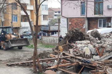 Събориха двуетажна необитаема къща в Сандански, освободиха входа на частни гаражи, които четвърт век стояха без достъп