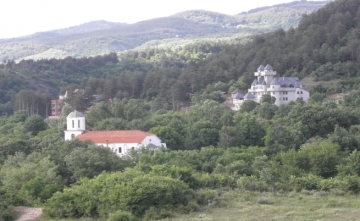 Роми биха свещеник и обраха църквата в гърменското село Марчево
