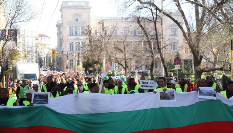 МАСОВА БЛОКАДА: Пътните строители на национален протест. Затварят шосета в цялата страна и задръстват София