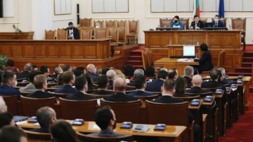 Парламентът реши: Държавата ще плаща осигуровките на бежанците