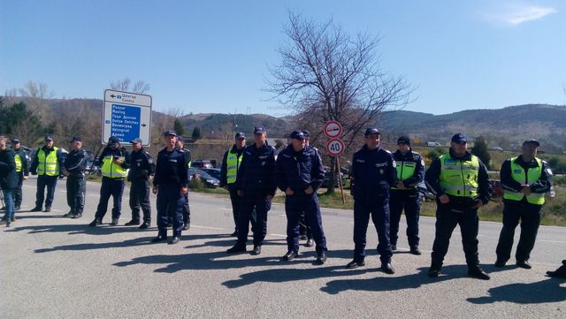 Дърводобивни фирми в Пиринско излязоха на протест, за 2 часа блокират Е-79 край Симитли /Снимки/ снимка 3