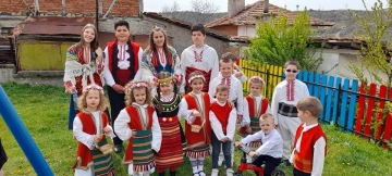 Страхотни: Малки лазарки орисаха за здраве и късмет жители и гости на с. Зелен дол