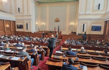Депутатите приеха да се платят половината пари на пътните строители