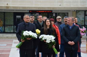 Кметът на Благоевград Илко Стоянов положи цветя пред бюст-паметника на Георги Измирлиев по повод 171 години от рождението на българския революционер