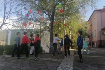 Пъстри яйца, изработени от сръчните ръце на учениците в Крупник, ще красят училищния двор за Великден