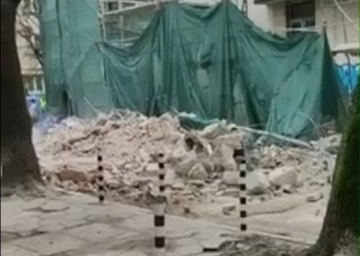 Фасада на сграда се срути върху столична улица