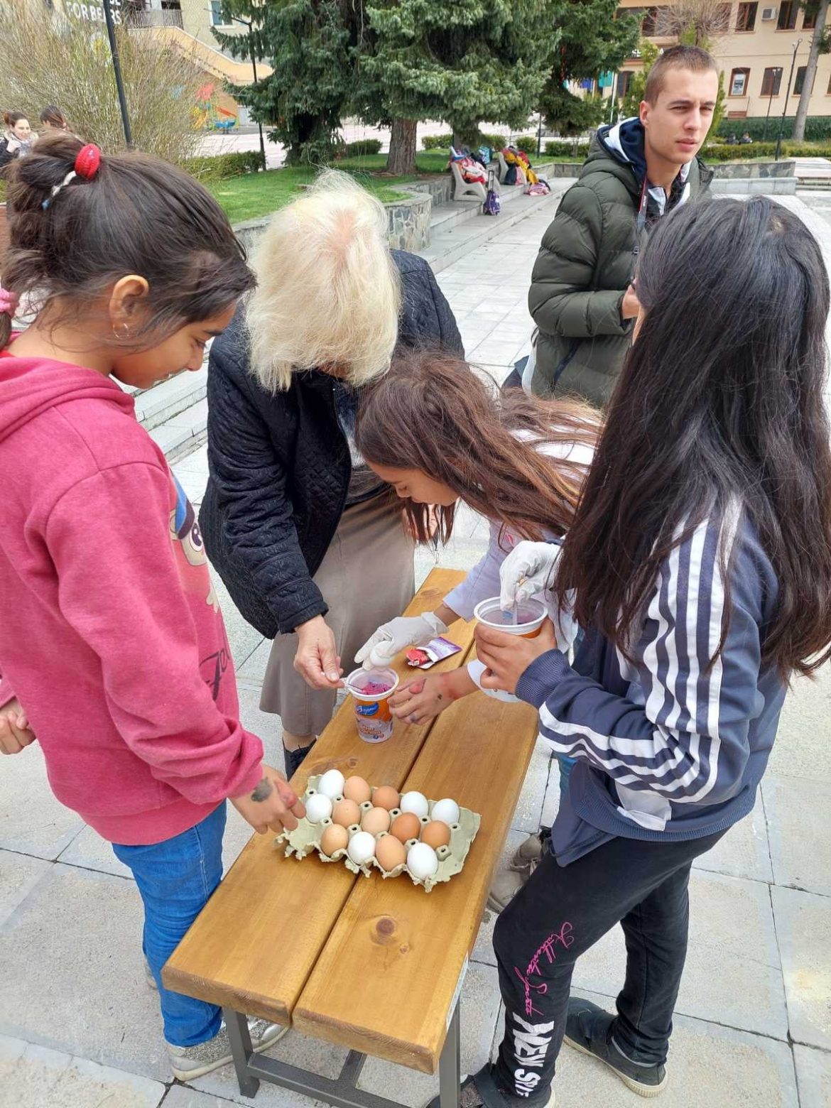 Деца от СУ   Св. св. Кирил и Методий  в Белица се включиха в боядисването на великденските яйца