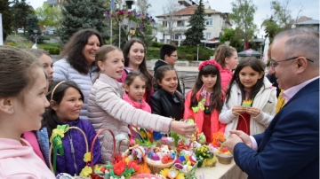 Благотворителен великденски базар в Сандански