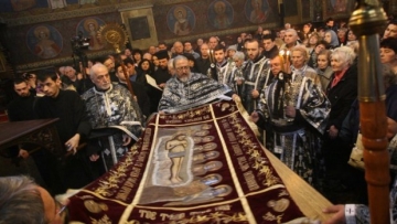 Храмовете в страната изнасят Христовата плащаница