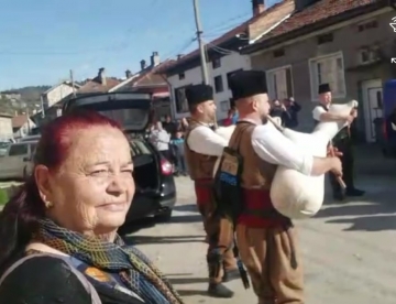 Всенародно веселие на връх Великден в Елешница! Кукери, зурни, гайди и Валя Балканска гонят злото в разложко