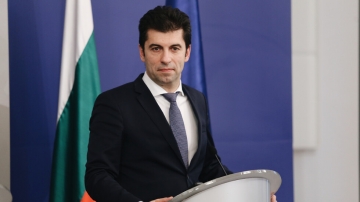 Делегация, начело с Кирил Петков, заминава за Киев