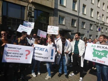 Медиците се вдигат на бунт: Излъгали ги за ръста на заплатите