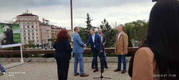 Близо до НДК: Радослав Ревански откри изложба, посветена на парка за танцуващи мечки в Белица