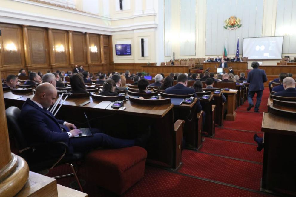 Свикват Народното събрание за гласуването на военна помощ за Украйна