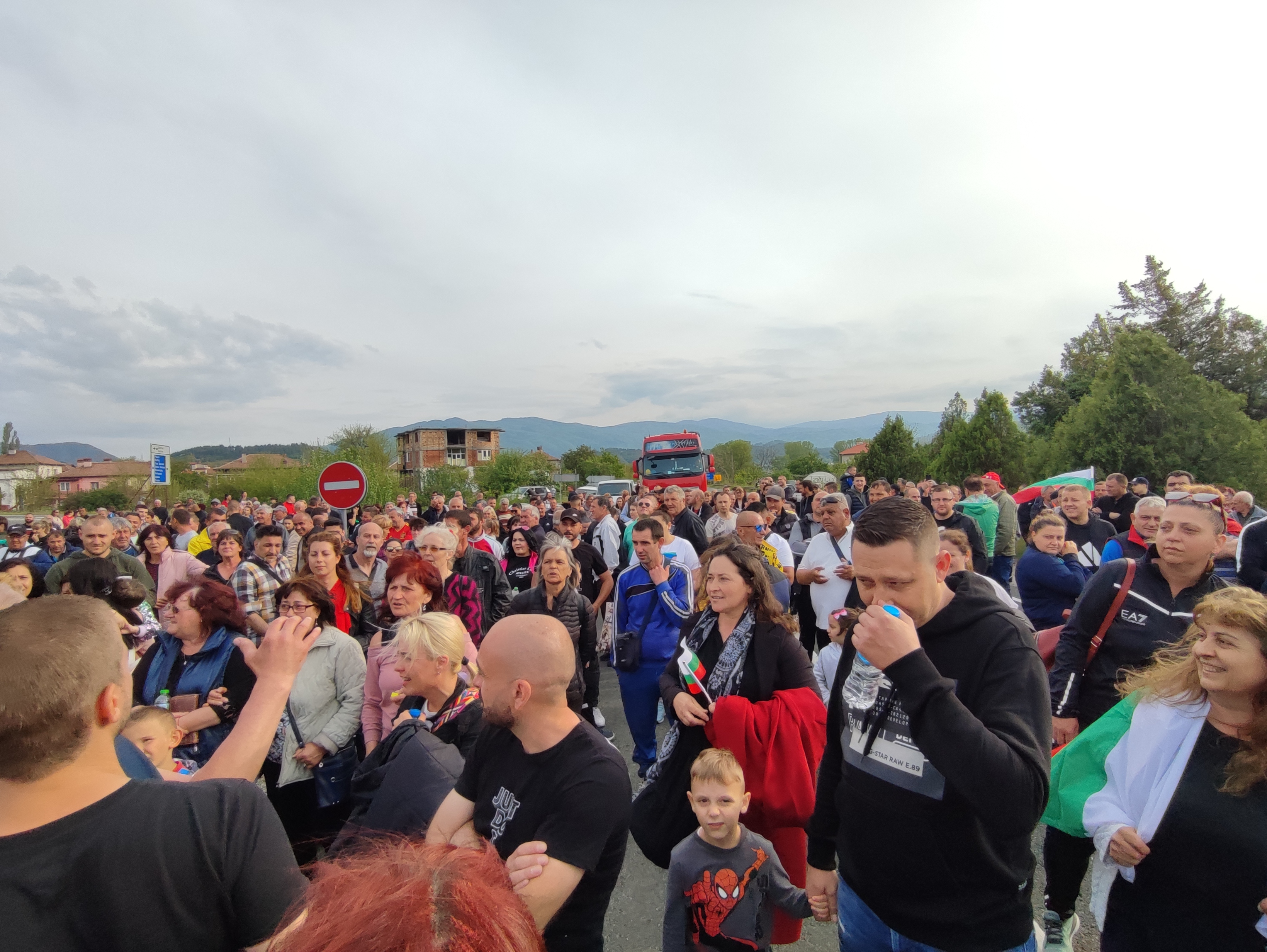 Над 2 000 хиляди души от община Симитли блокираха главен Е-79 и път II - 19 с искане за отваряне на новия мост и... снимка 2