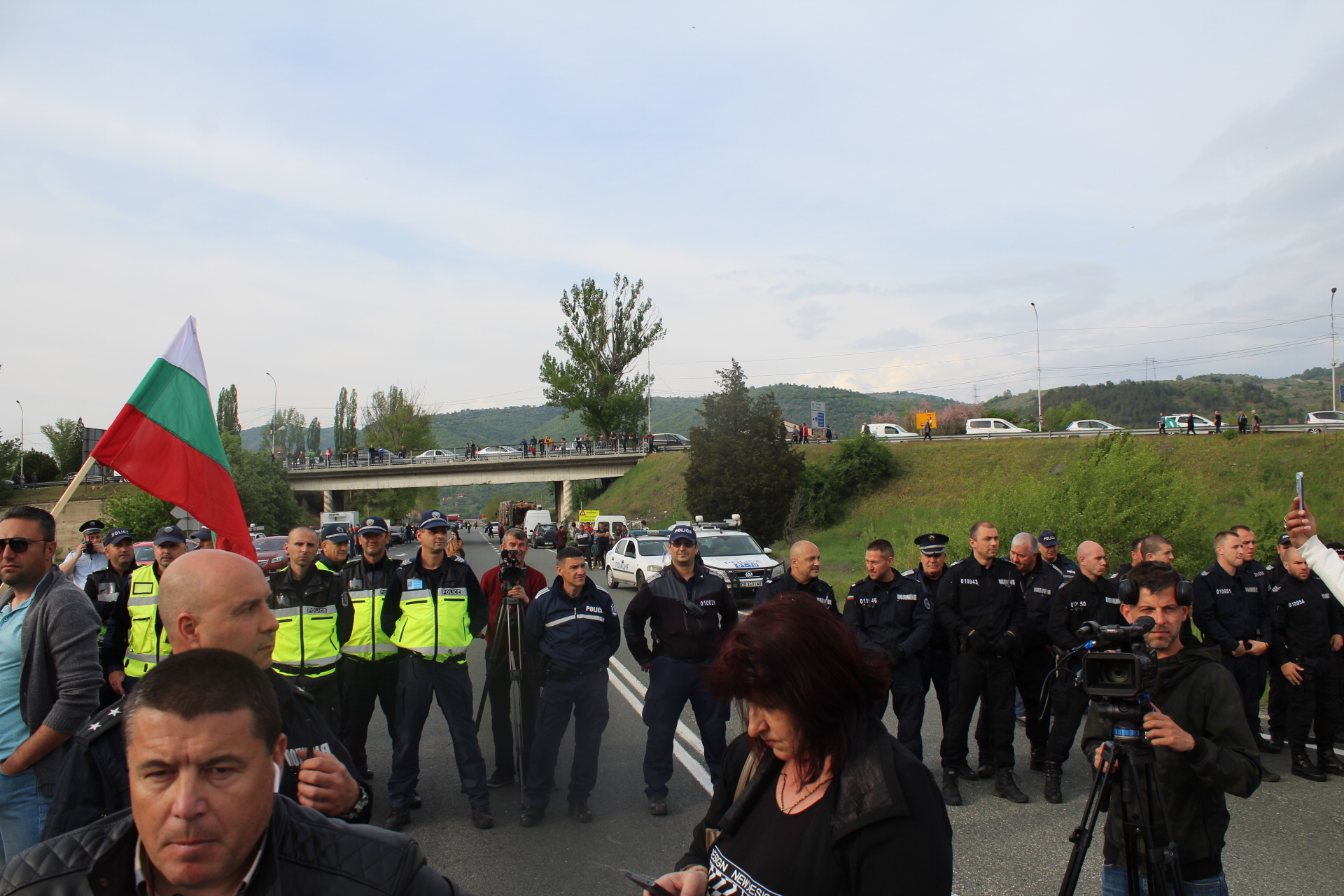 Над 2 000 хиляди души от община Симитли блокираха главен Е-79 и път II - 19 с искане за отваряне на новия мост и... снимка 1