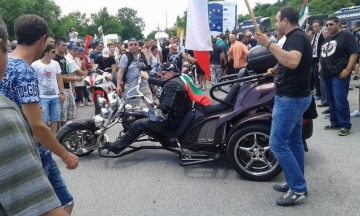 Напрежението в Гърмен ескалира, протестиращи замерват жандармерията с кутии от бира