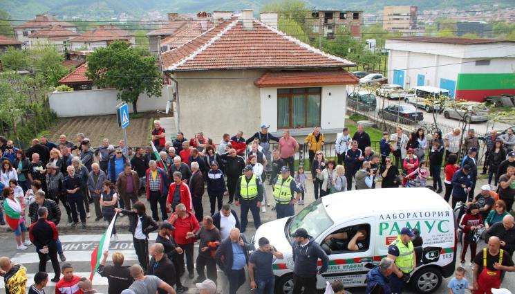 Жители на Симитли отново излизат на протест на пътя за Банско