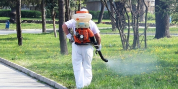 Пръскат срещу кърлежи в Кресна