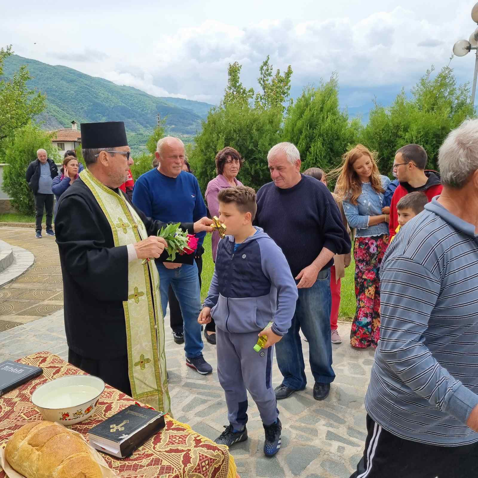 Почетоха  Св. Георги  в параклис в село Полето, изграден по заръка на пророчицата Ванга