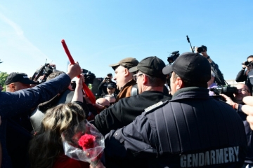 Извънредно!  Безсмъртния полк  влезе в бой пред паметника на Съветската армия