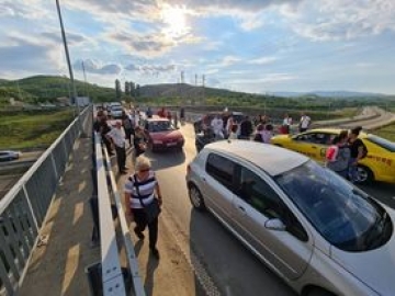 Мощен протест при кръстовището на Зелен дол, движението е блокирано