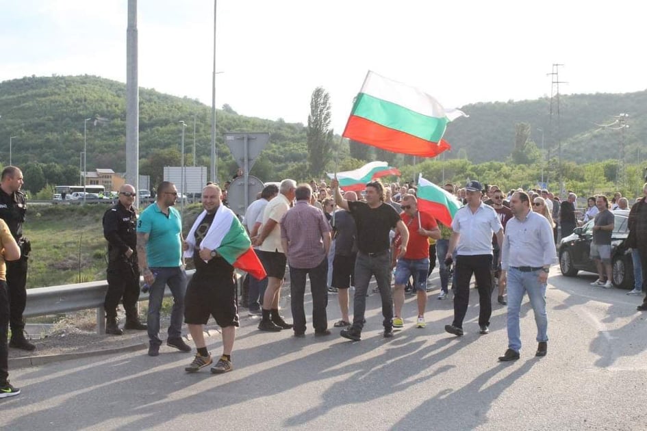 Над 200 души излязоха на протест заради Покровнишкия мост, блокираха движението на АМ “Струма” и кръгово кръстовище на изхода от Благоевград към с. Зелен дол