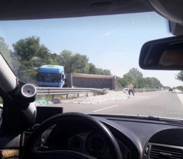 Камион се обърна на Тракия, разпиля товар