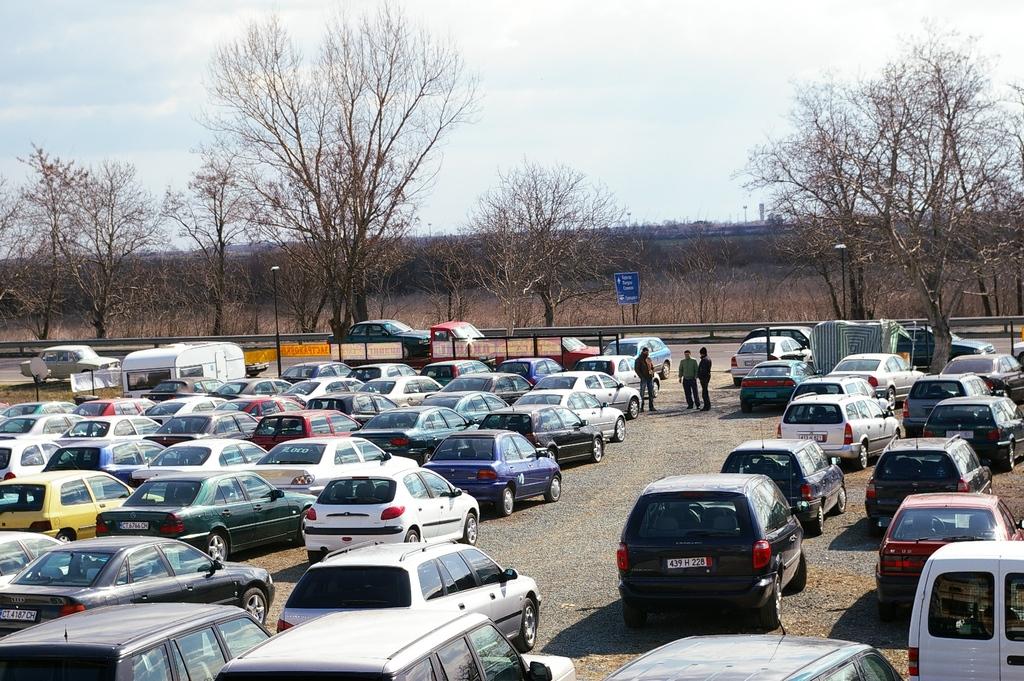 Украинци ударно изкупуват залежалите коли в автокъщите в Дупница