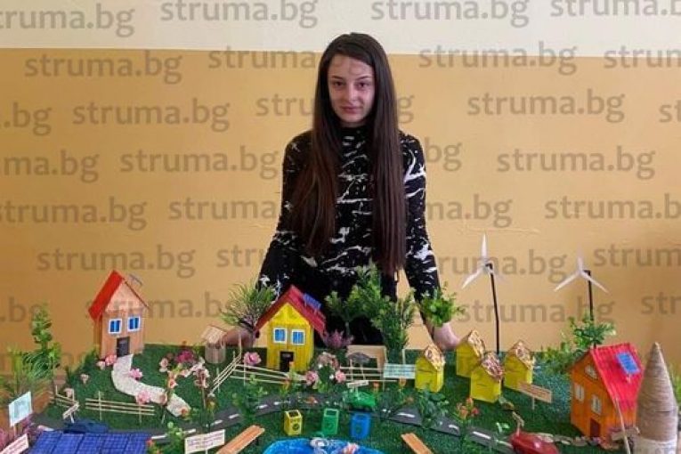 Ученичка от Лесотехническата гимназия в Банско с макет на екоселище спечели първа награда на национален конкурс