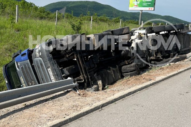 Цистерна се обърна на АМ  Струма”