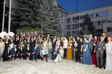 Заря в чест на 172-мата абитуриенти изненадата на община Разлог за випуск 2022