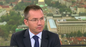 Джамбазки: Управляващите се държат глупашки, фриволно, некадърно, за да се докарат пред американците