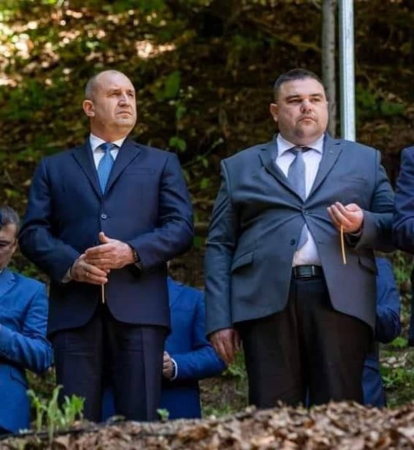  Не устоя на напрежението: Костюмът на петричкия народен представител от ГЕРБ К. Стойков се пръсна по шевовете 