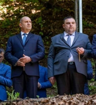 Не издържа на напрежението: Костюмът на петричкия депутат от ГЕРБ К. Стойков се пръсна по шевовете