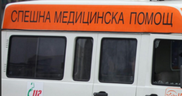 Млад мъж преби с лопата приятеля си, лекари се борят за живота му