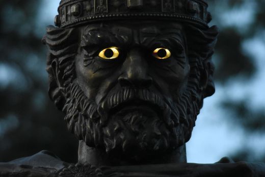 Комисия ще реши съдбата на светещите очи на новия паметник на цар Самуил в София