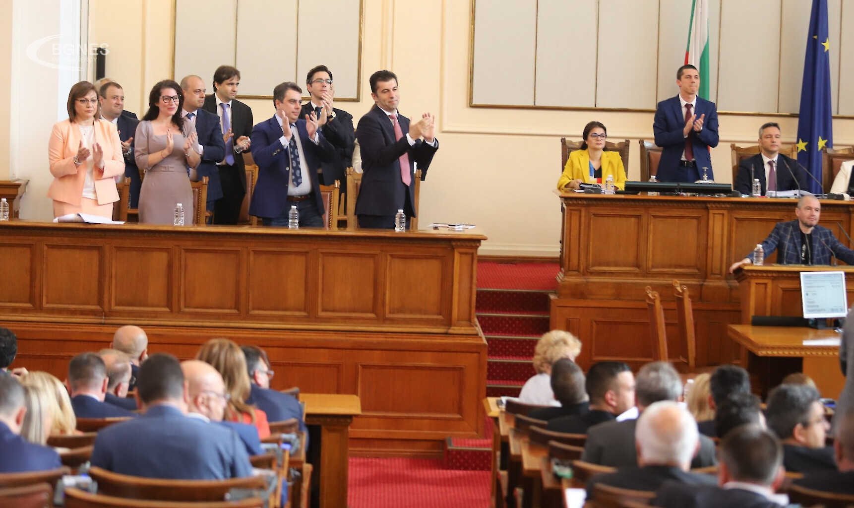 Депутатите гласуват оставката на Минчев, кабинетът в зала го подкрепя