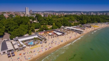 Младеж падна в дере на път към плажа