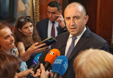 Радев: Парламентът стана тържище - едните пазаруват депутати, другите връщат стария модел
