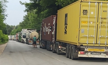 Украински тирове с жито завиха 4 км опашка на границата