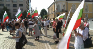Протестиращи от  Възраждане  са пред парламента и крещят Оставка