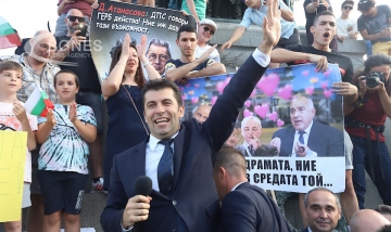 Кабинетът Петков си тръгна, съпровождан от аплодисментите на хиляди (СНИМКИ)